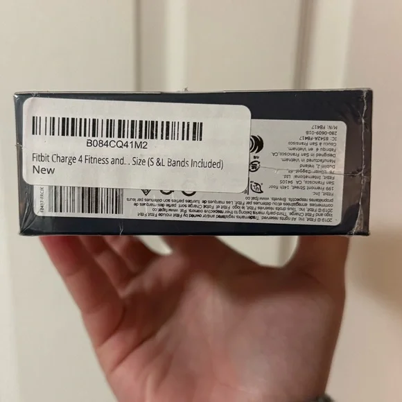 Fitbit Charge 4 - NEW! (damaged box) - Picture 5 of 9
